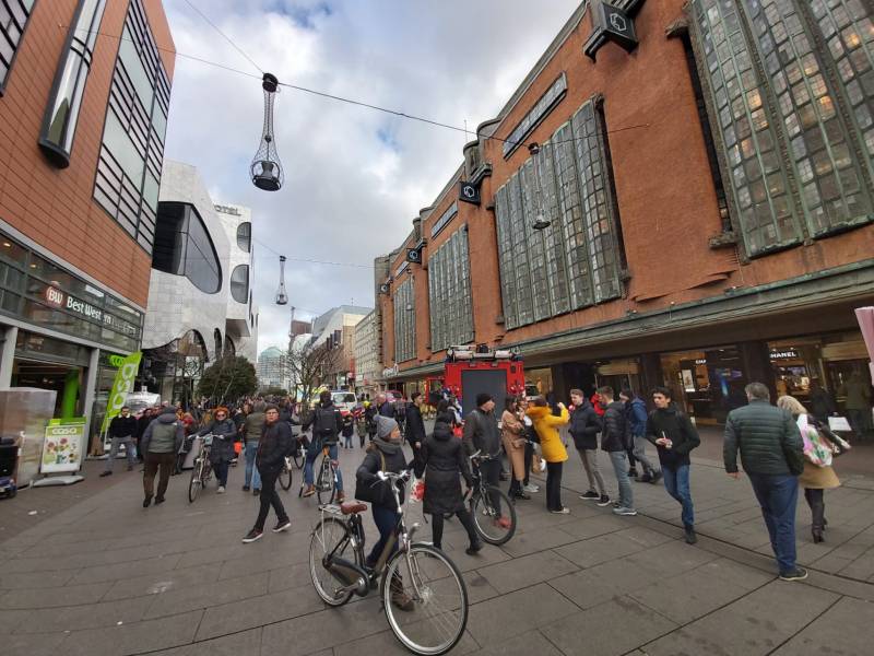 Winkelstraat afgesloten na vreemde lucht in supermarkt Albert Heijn