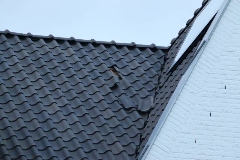 Dakpannen door harde wind los bij meerdere woningen