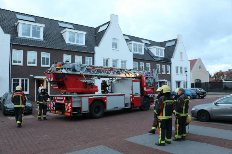 Dakpannen door harde wind los bij meerdere woningen