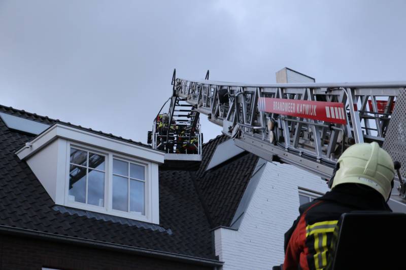 Dakpannen door harde wind los bij meerdere woningen