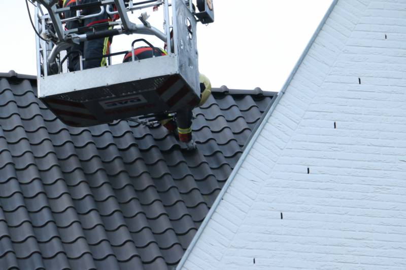 Dakpannen door harde wind los bij meerdere woningen
