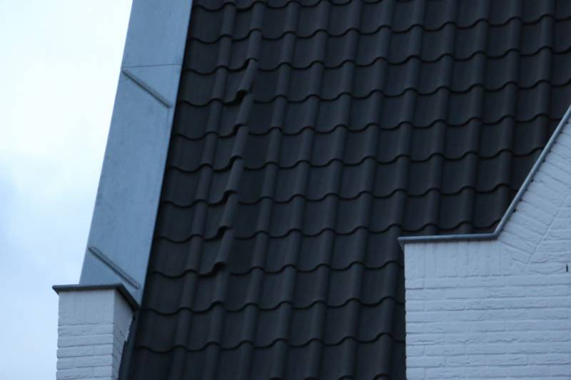 Dakpannen door harde wind los bij meerdere woningen