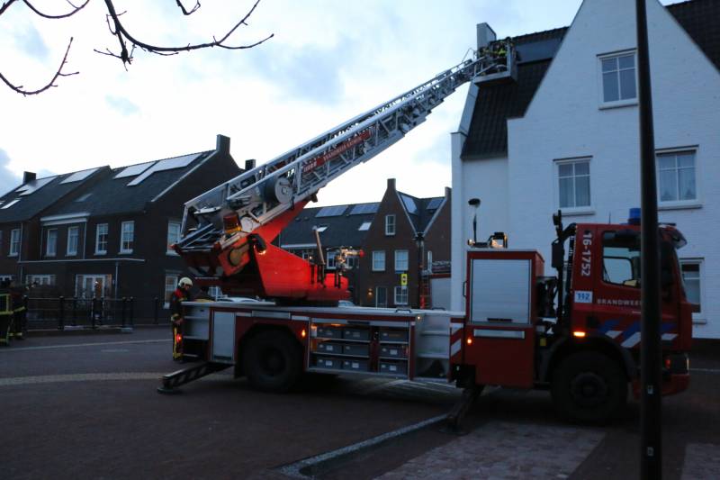 Dakpannen door harde wind los bij meerdere woningen