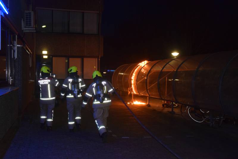 Brand in fietsenhok, politie onderzoekt brandstichting