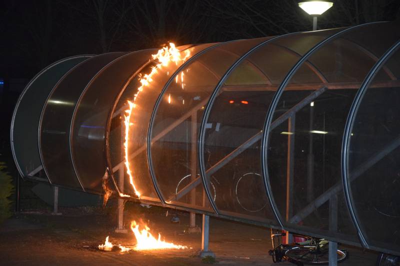 Brand in fietsenhok, politie onderzoekt brandstichting