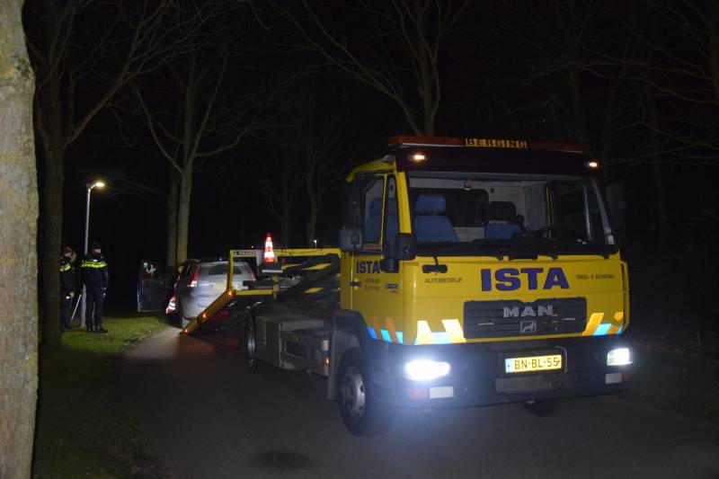 Auto botst tegen boom