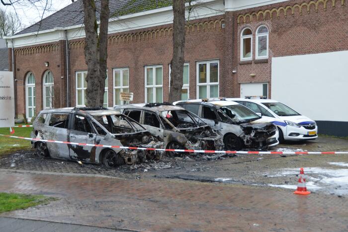 Drie auto's van stadstoezicht in vlammen