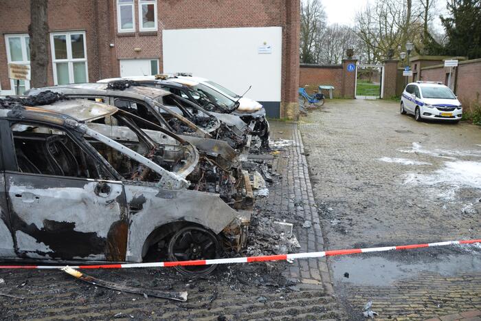 Drie auto's van stadstoezicht in vlammen