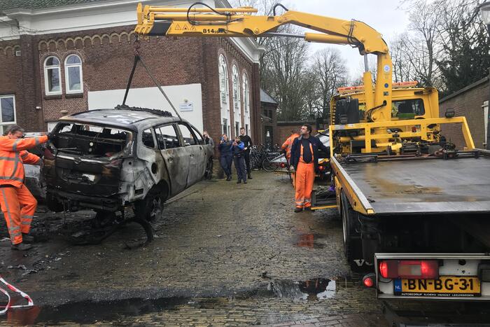Drie auto's van stadstoezicht in vlammen