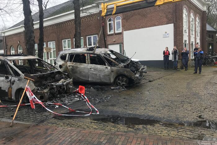Drie auto's van stadstoezicht in vlammen
