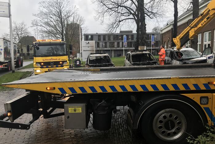 Drie auto's van stadstoezicht in vlammen