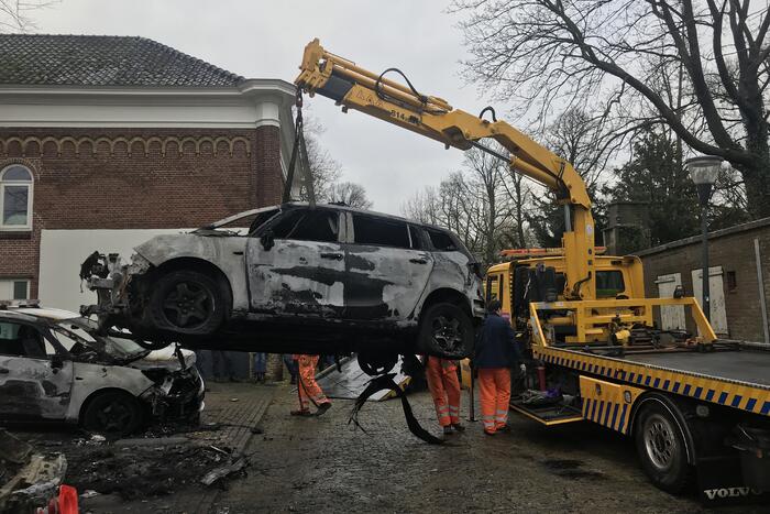 Drie auto's van stadstoezicht in vlammen