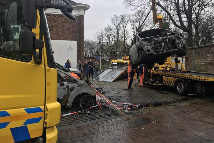 Drie auto's van stadstoezicht in vlammen