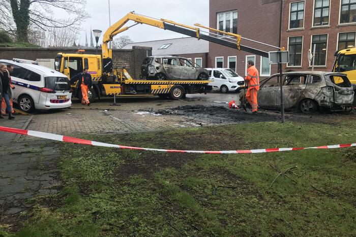 Drie auto's van stadstoezicht in vlammen