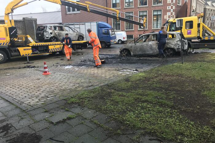 Drie auto's van stadstoezicht in vlammen