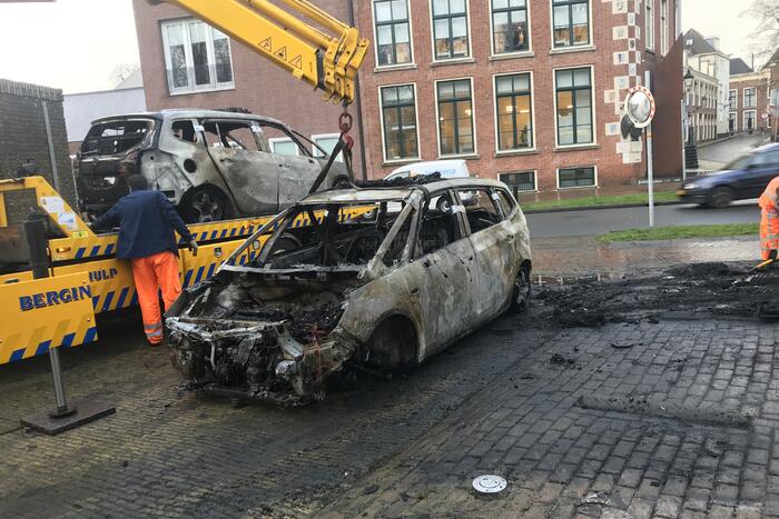 Drie auto's van stadstoezicht in vlammen