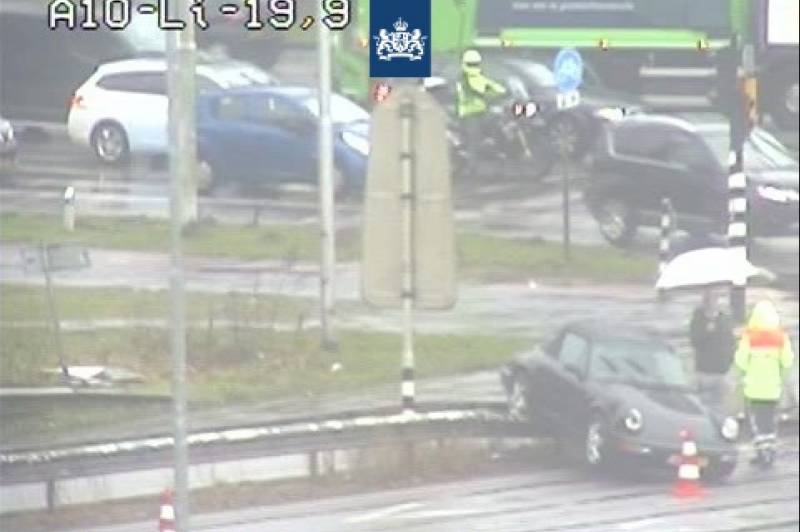 Meerdere Porsche sportwagens crashen op snelweg