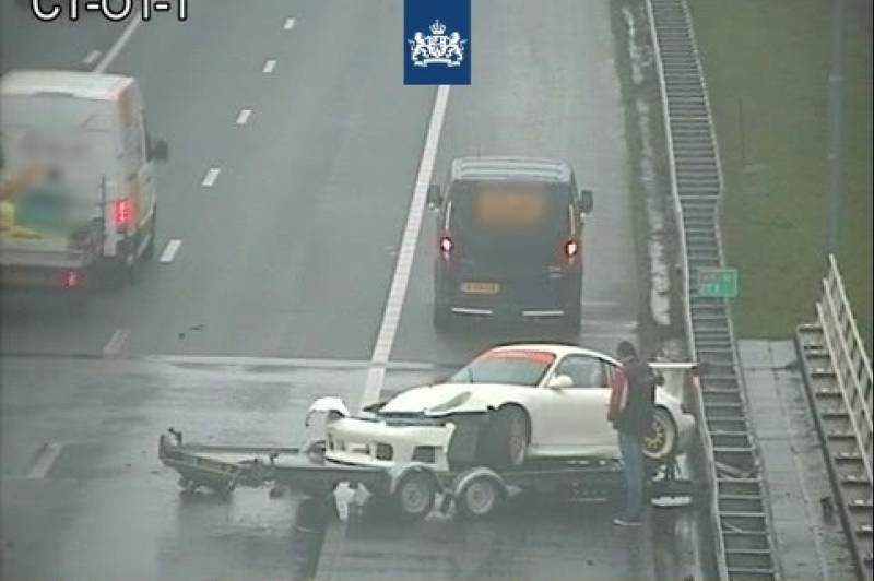 Meerdere Porsche sportwagens crashen op snelweg