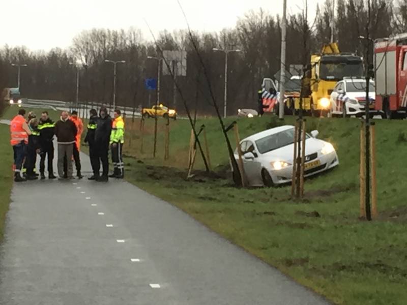 Auto vliegt van weg belandt onderaan talud