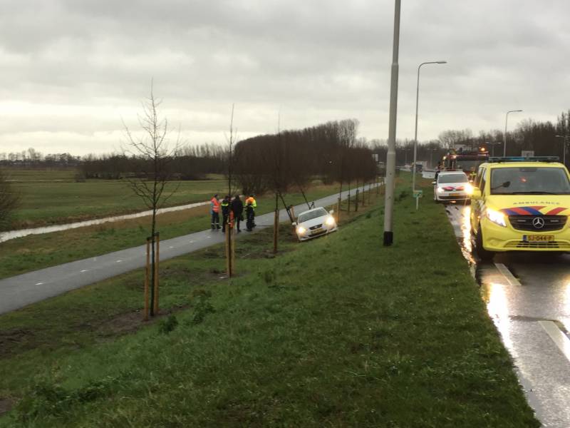 Auto vliegt van weg belandt onderaan talud