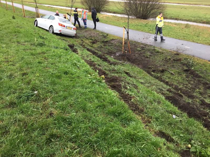 Auto vliegt van weg belandt onderaan talud