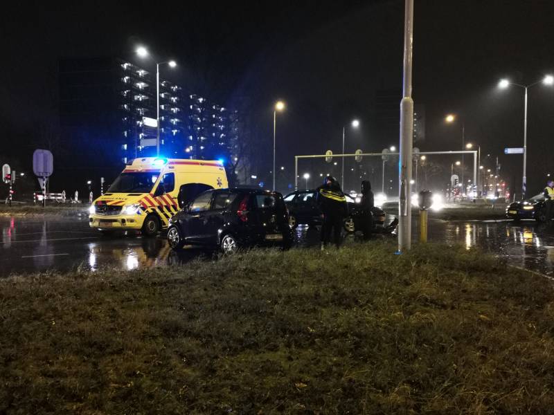 Twee personenauto's botsen op kruising