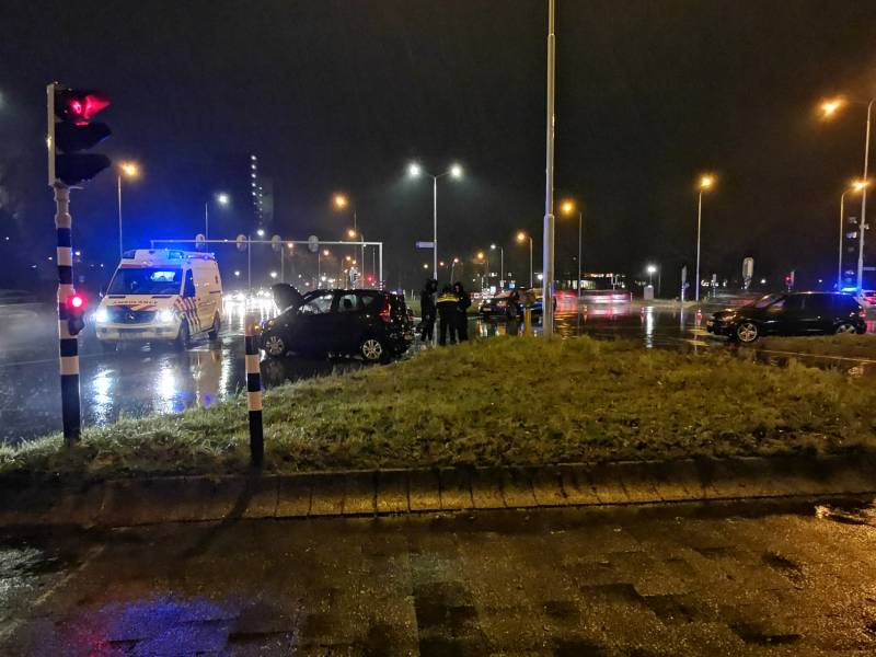 Twee personenauto's botsen op kruising