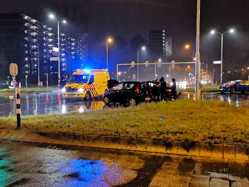 Twee personenauto's botsen op kruising