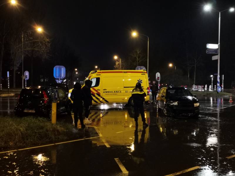 Twee personenauto's botsen op kruising