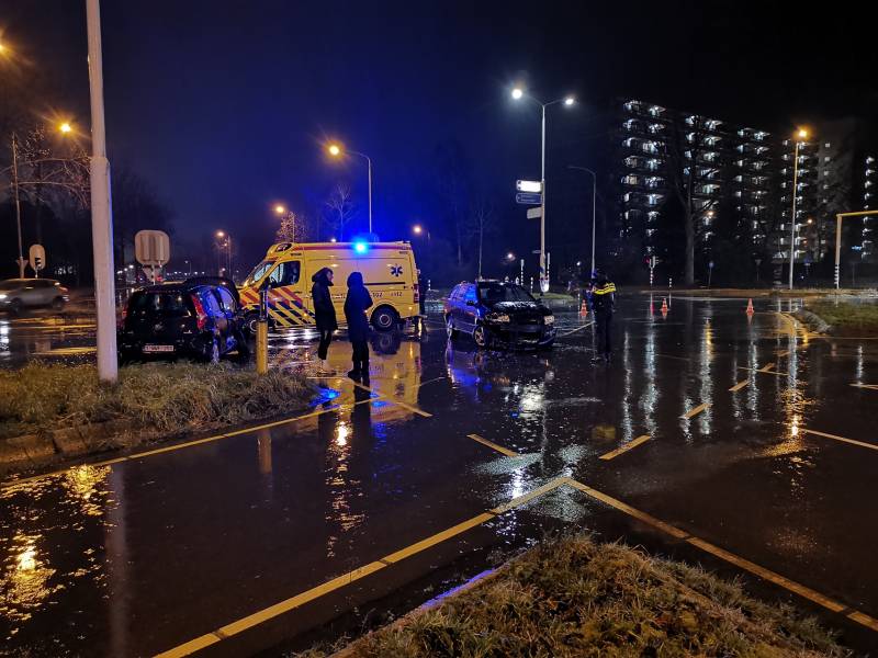 Twee personenauto's botsen op kruising