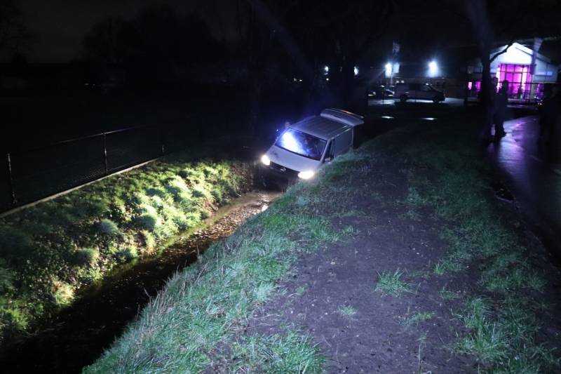 Bestelbus raakt van de weg en belandt in sloot