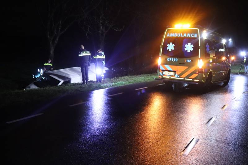 Bestelbus raakt van de weg en belandt in sloot
