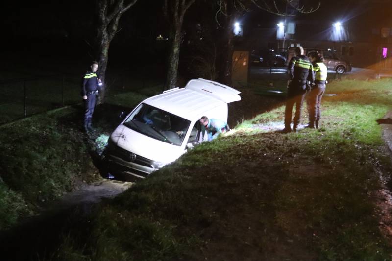 Bestelbus raakt van de weg en belandt in sloot