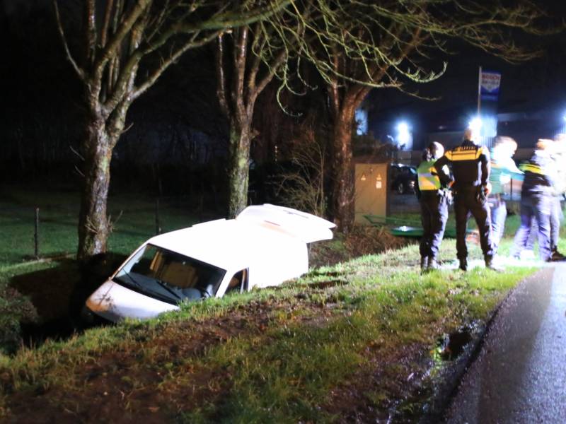Bestelbus raakt van de weg en belandt in sloot