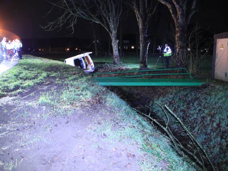 Bestelbus raakt van de weg en belandt in sloot