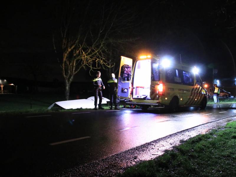 Bestelbus raakt van de weg en belandt in sloot