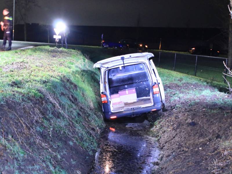 Bestelbus raakt van de weg en belandt in sloot