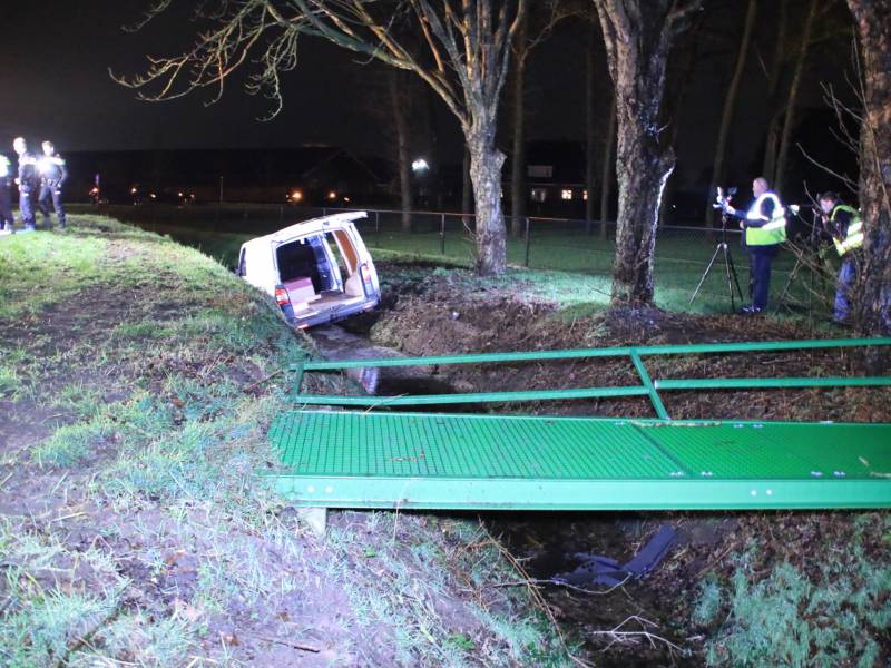 Bestelbus raakt van de weg en belandt in sloot