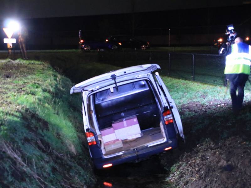 Bestelbus raakt van de weg en belandt in sloot