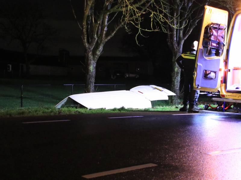 Bestelbus raakt van de weg en belandt in sloot