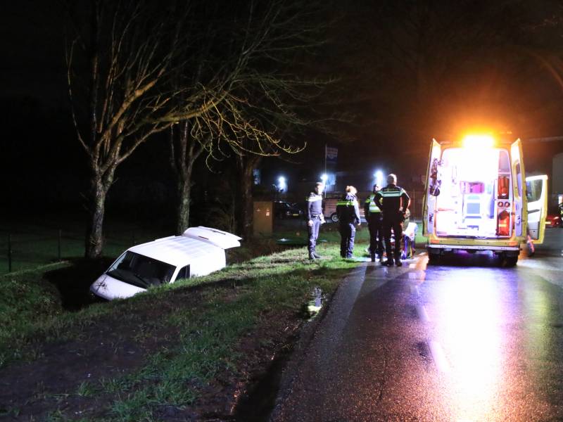 Bestelbus raakt van de weg en belandt in sloot
