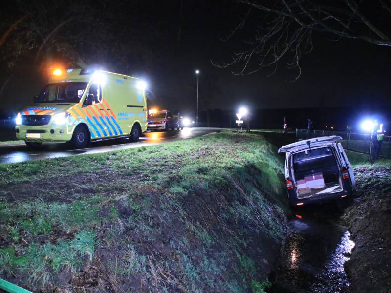 Bestelbus raakt van de weg en belandt in sloot