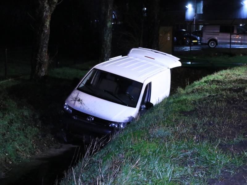 Bestelbus raakt van de weg en belandt in sloot