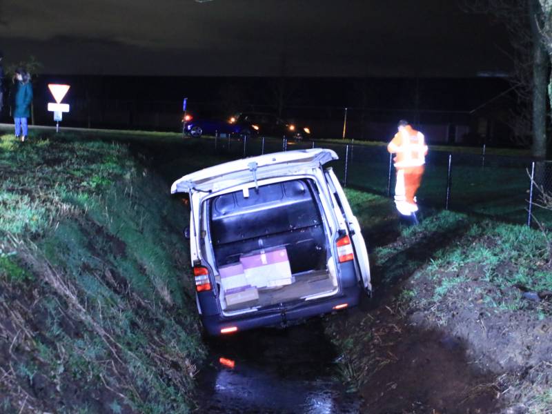 Bestelbus raakt van de weg en belandt in sloot