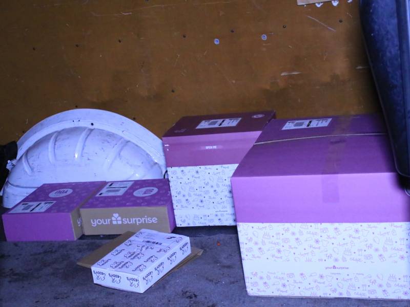 Bestelbus raakt van de weg en belandt in sloot