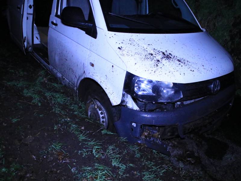 Bestelbus raakt van de weg en belandt in sloot