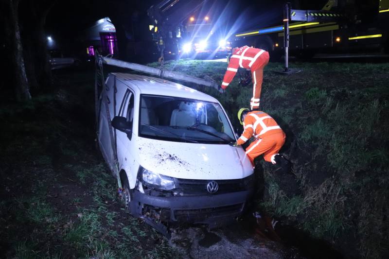 Bestelbus raakt van de weg en belandt in sloot