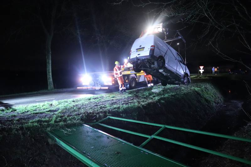 Bestelbus raakt van de weg en belandt in sloot