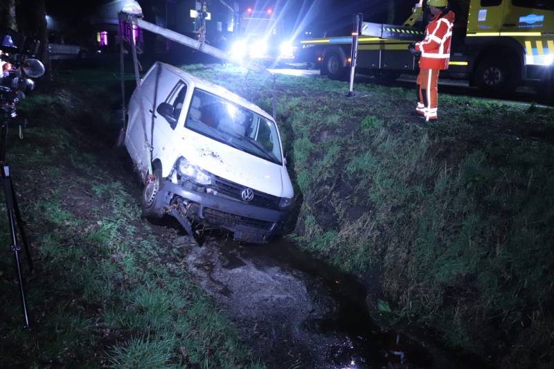 Bestelbus raakt van de weg en belandt in sloot