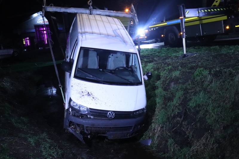 Bestelbus raakt van de weg en belandt in sloot